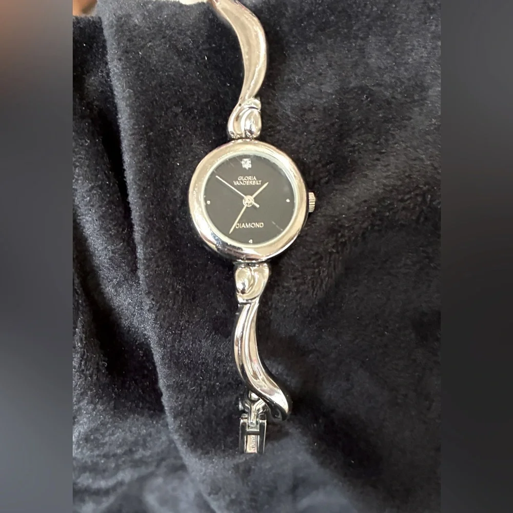 Gloria Vanderbilt silvertone diamond Watch/Bracelet NEW BATTERY